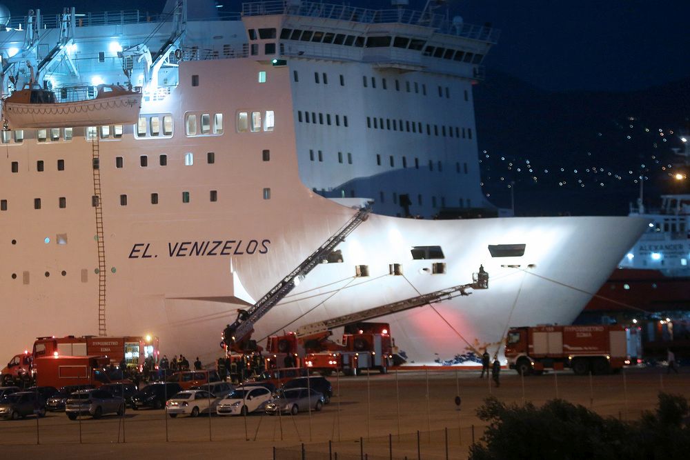 Πειροσβεστικά οχήματα επιχειρούν για την κατάσβεση της φωτιάς στο πλοίο «Ελευθέριος Βενιζέλος» Τετάρτη 29 Αυγούστου 2017. Στην Ακτή Ξαβερίου έχει καταπλεύσει το πλοίο Ελευθέριος Βενιζέλος, μετά τη φωτιά που εκδηλώθηκε τα μεσάνυχτα στο γκαράζ του, από αδιευκρίνιστη αιτία, ενώ βρισκόταν με 875 επιβάτες 8 ναυτικά μίλια ανοικτά της νησίδας του Αγ. Γεωργίου. Η αποβίβαση των επιβατών γίνεται ομαλά ενώ καπνός εξακολουθεί να βγαίνει από το γκαράζ του πλοίου ΑΠΕ ΜΠΕ/ΑΠΕ ΜΠΕ/Βιβή Μ