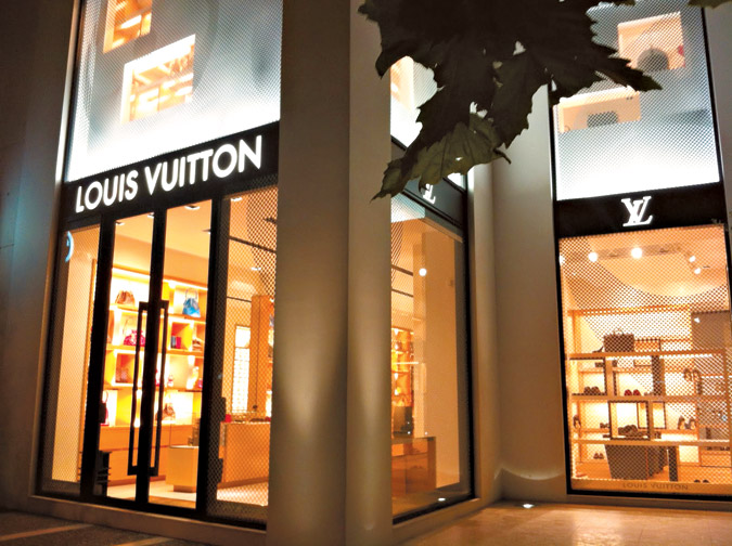 Έφοδος της ΑΑΔΕ στη Louis Vuitton στο Κολωνάκι