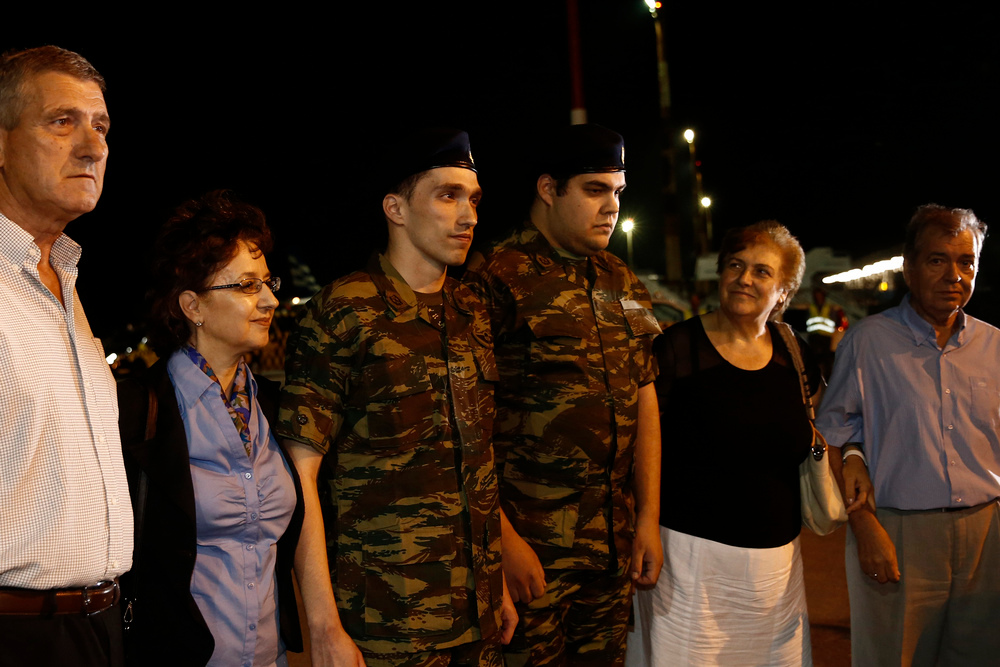 Οι γονείς των δύο Ελλήνων στρατιωτικών, υπολοχαγού Άγγελου Μητρετώδη και λοχία Δημήτριου Κούκλατζη, τους υποδέχονται την Τετάρτη 15 Αυγούστου 2018, στο αεροδρόμιο Θεσσαλονίκης