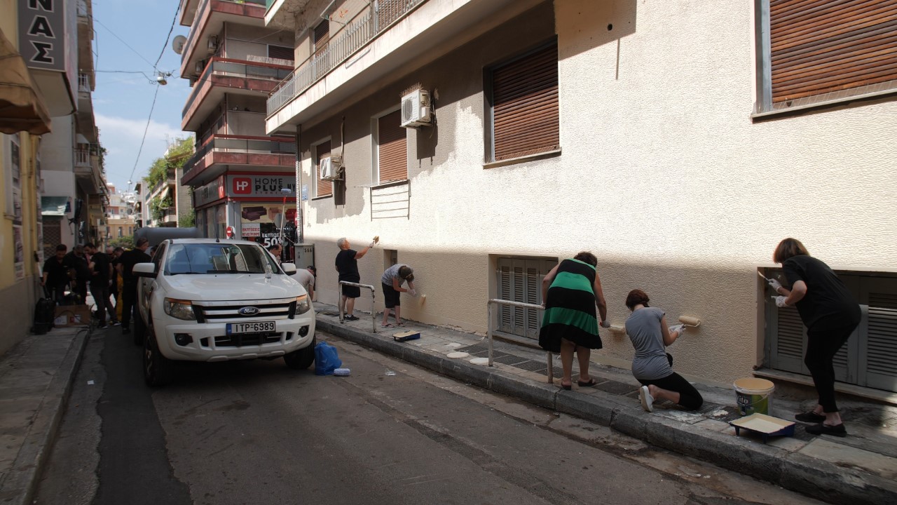 Κάτοικοι και εθελοντές καθάρισαν πολυκατοικία στην Κυψέλη