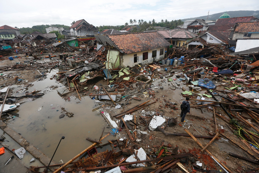 Το τσουνάμι ισοπέδωσε περιοχές στην δυτική Ινδονησία