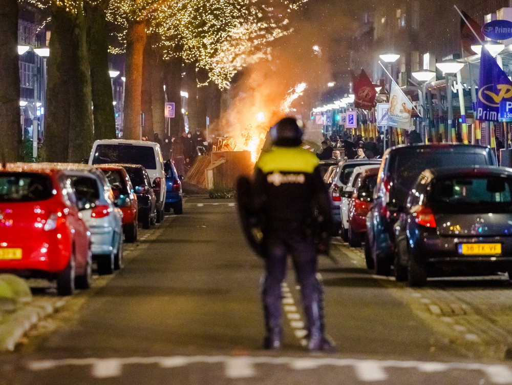 Riots in Rotterdam Ολλανδία-επεισόδια-περιοριστικά-μέτρα Ρότερνταμ
