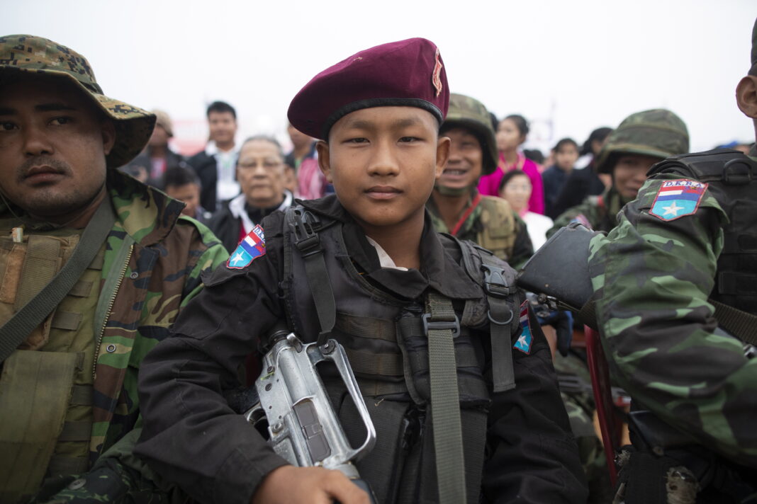 παιδί στρατιώτης όπλο φαντάρος Μιανμάρ νέος