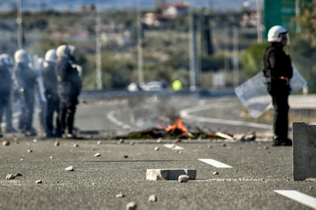 ΑΠΟΚΛΕΙΣΜΟΣ ΤΗΣ ΕΘ. ΟΔΟΥ ΚΟΡΙΝΘΟΥ - ΠΑΤΡΩΝ ΑΠΟ ΡΟΜΑ ΣΕ ΕΝΔΕΙΞΗ ΔΙΑΜΑΡΤΥΡΙΑΣ ΓΙΑ ΤΟΝ ΘΑΝΑΤΟ ΤΟΥ ΝΕΑΡΟΥ ΡΟΜΑ ΣΕ ΚΑΤΑΔΙΩΞΗ ΣΤΟ ΠΕΡΑΜΑ (ΒΑΣΙΛΗΣ ΨΩΜΑΣ / EUROKINISSI)