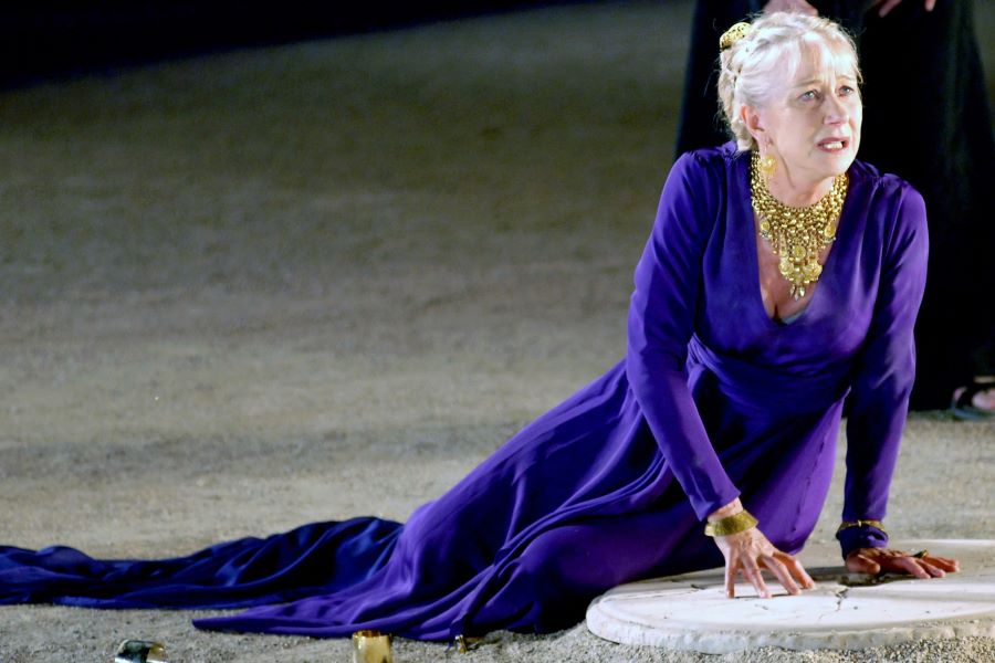 Η Helen Mirren ως Φαίδρα στην παράσταση της Φαίδρας του Ρακίνα στην Επίδαυρο σε σκηνοθεσία Nicholas Hytner (Εθνικό Θέατρο Μεγάλης Βρετανίας, 2009). Φωτ. Εύη Φυλακτού / Φεστιβάλ Αθηνών Επιδαύρου